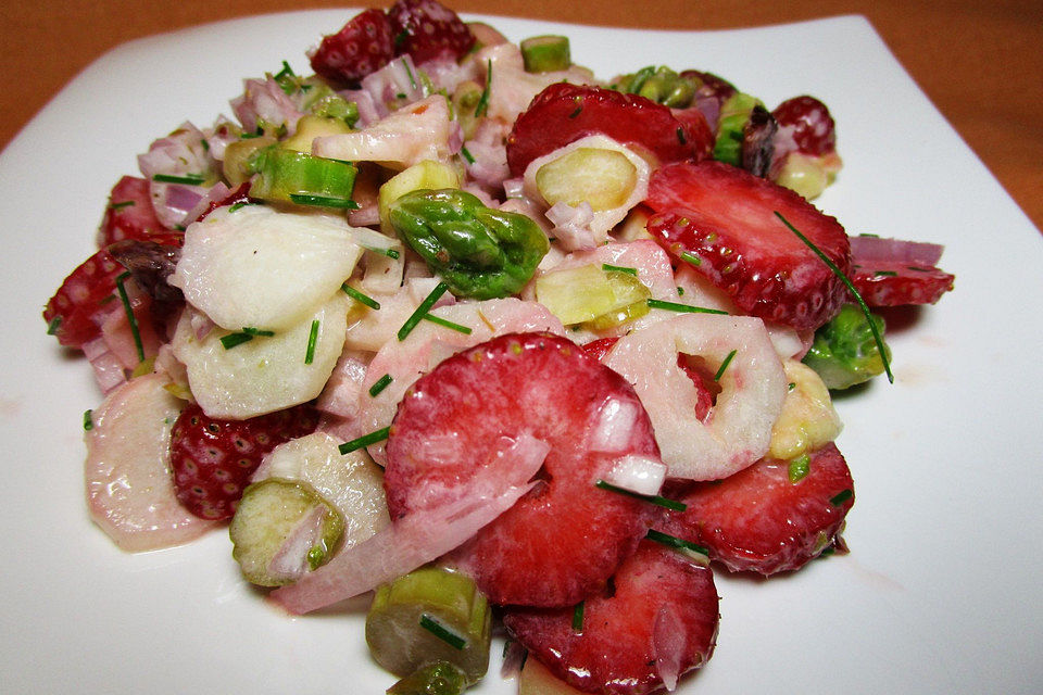 Spargel-Erdbeer-Salat mit Cranberries und einem Créme frâiche- Prosecco-Dressing