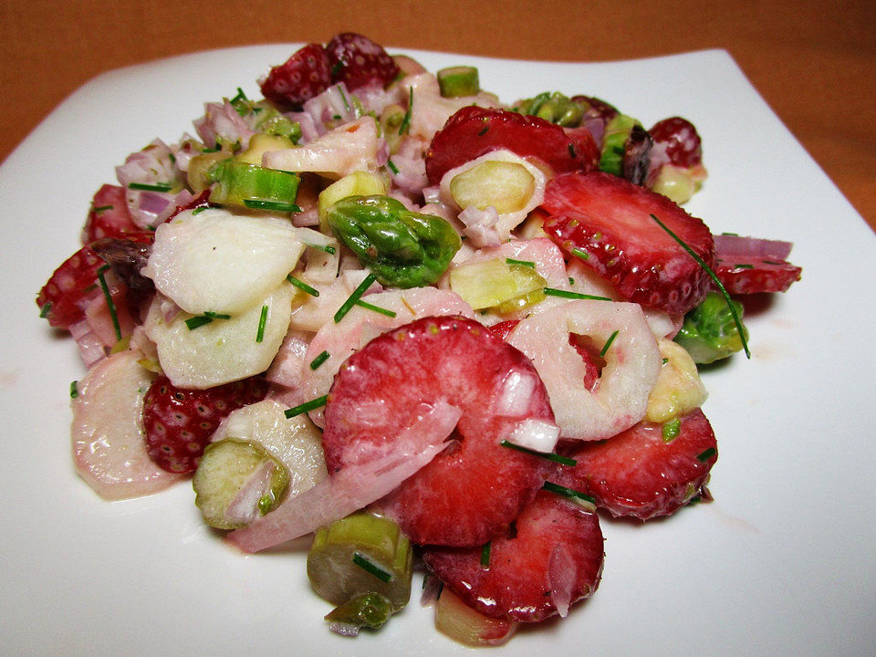 Spargel-Erdbeer-Salat mit Cranberries und einem Créme frâiche- Prosecco ...