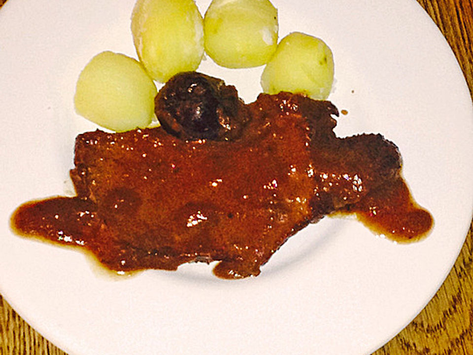 Rinderschmorbraten mit Backpflaumen, Calvados und Bitterschokolade von ...