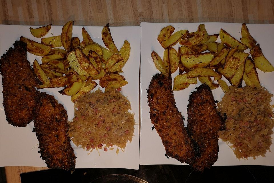 Knusperschnitzel aus dem Ofen mit Kartoffelspalten