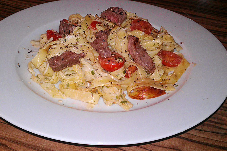 Tagliatelle mit Kräuterrahmsauce und Rinderfiletstreifen