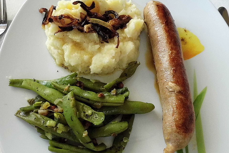 Geflügelbratwurst mit Bohnen und Kartoffeln