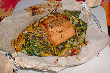 Teriyaki-Lachspäckchen auf Gemüsebett mit Couscous