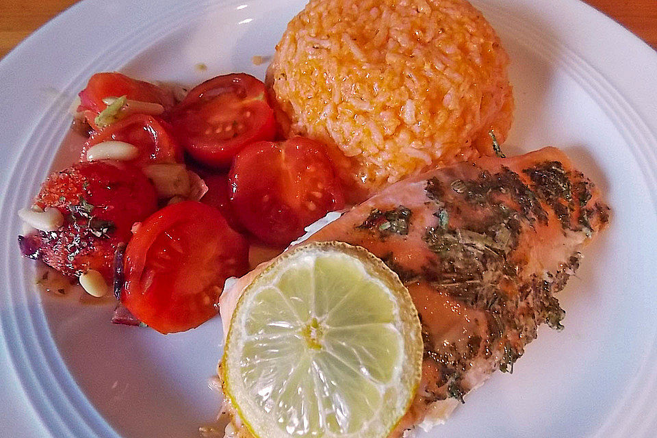 Lachs an warmem Tomatensalat und Pestoreis