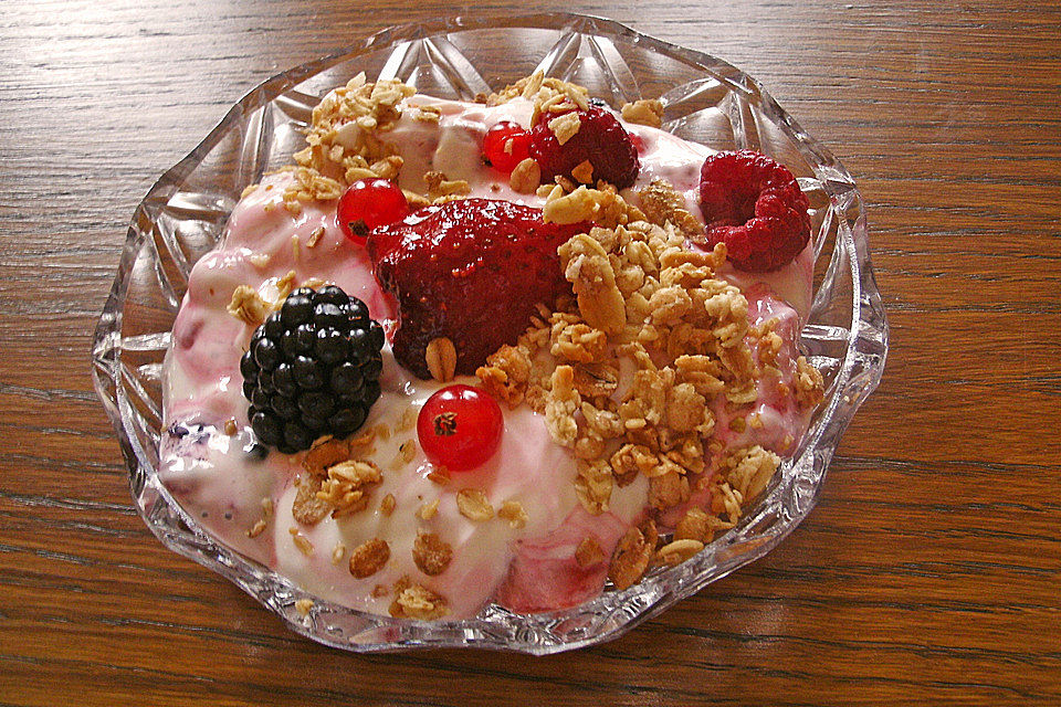 Beerenquark mit Müsli