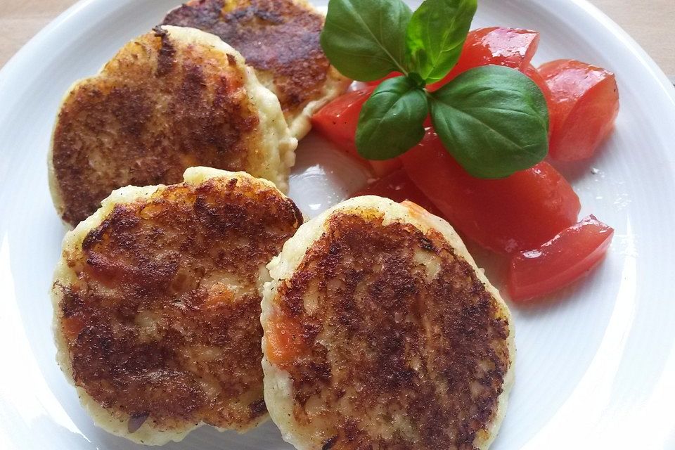 Quarkkeulchen mit Gemüse, Oliven und Feta