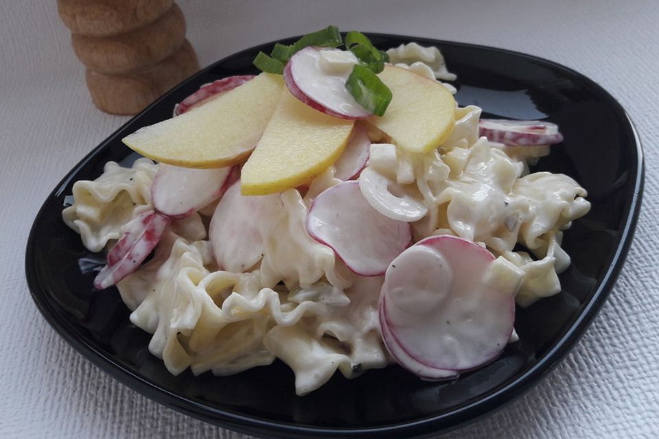 Nudelsalat mit Radieschen, Frühlingszwiebeln und Äpfeln