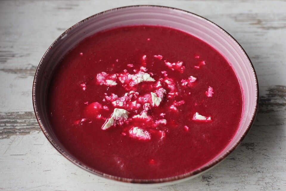 Rote Bete-Suppe mit Ziegenkäse