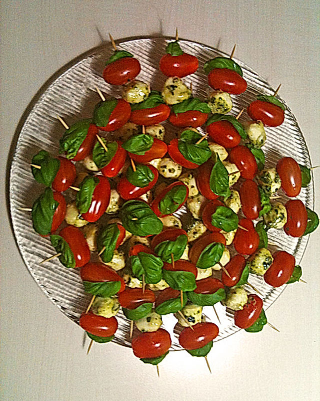 Marinierte Knoblauch-Pesto-Mozzarella Spieße