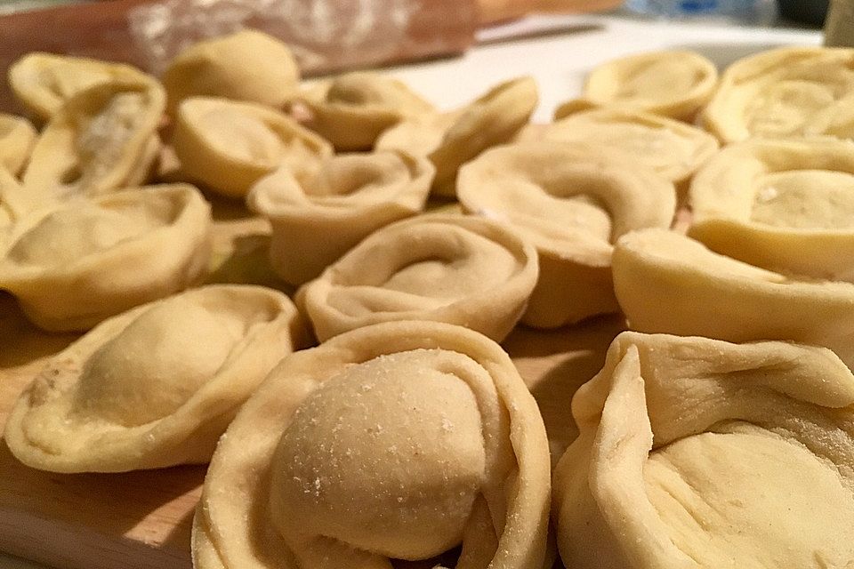 Vegane Tortellini mit Räuchertofu-Spinat-Füllung