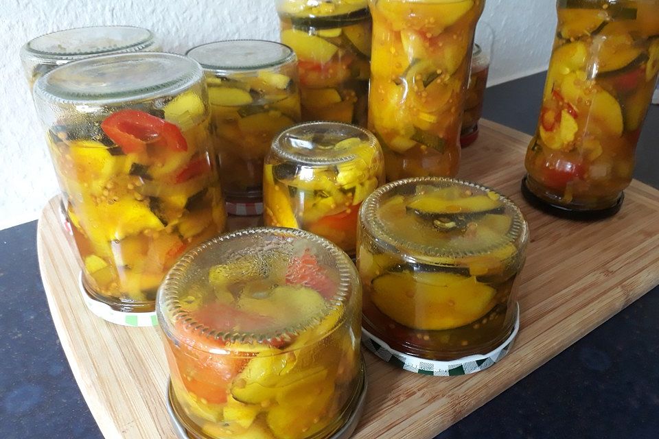 Zucchini-Paprika-Salat süß-sauer eingelegt