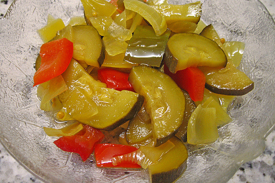 Zucchini-Paprika-Salat süß-sauer eingelegt