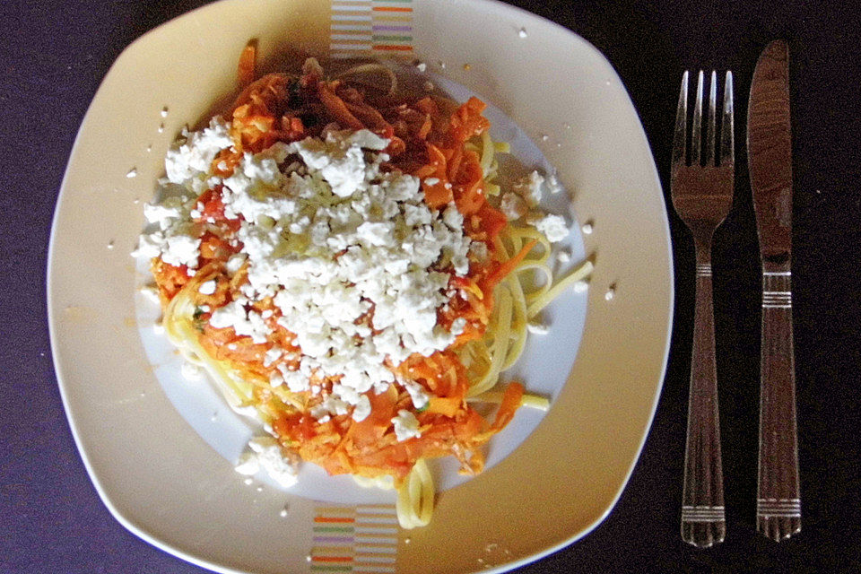 Spaghetti mit Karotten und Schafskäse