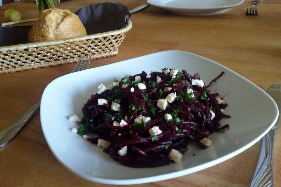 Frischer Rote Bete-Salat für die schnelle Küche Frischer Rote Bete-Salat für die schnelle Küche