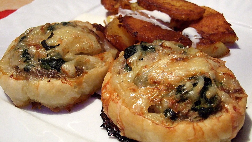 Blätterteigschnecken mit Blattspinat und Hackfleisch von SchmackoFatz3