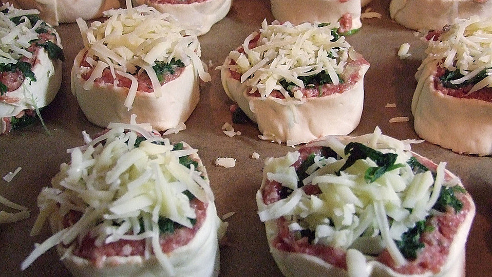 Blätterteigschnecken mit Blattspinat und Hackfleisch von SchmackoFatz3