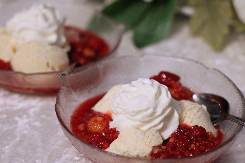 Vanilleeis mit heißen Himbeeren