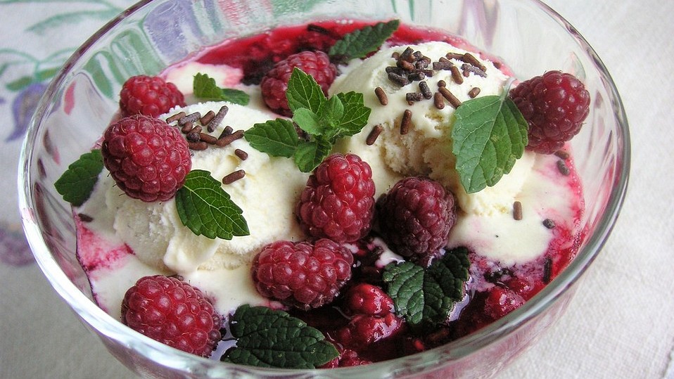 Vanilleeis mit heißen Himbeeren von sarobu