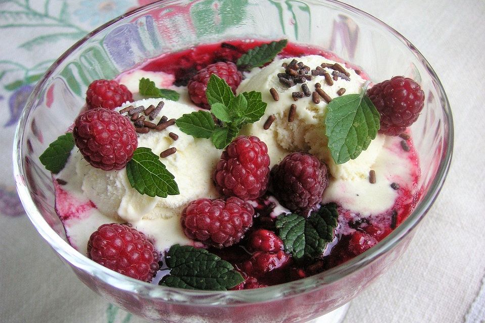 Vanilleeis mit heißen Himbeeren