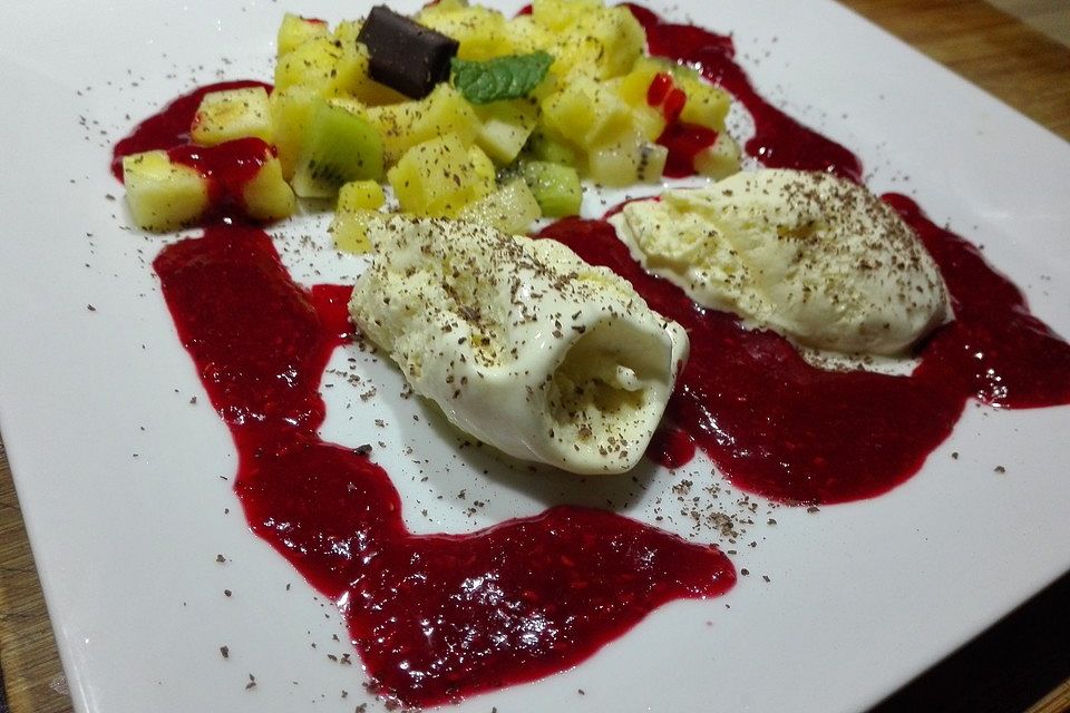 Vanilleeis mit heißen Himbeeren