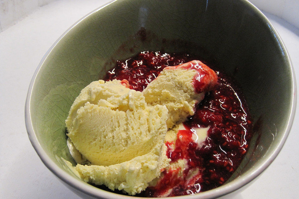 Vanilleeis mit heißen Himbeeren