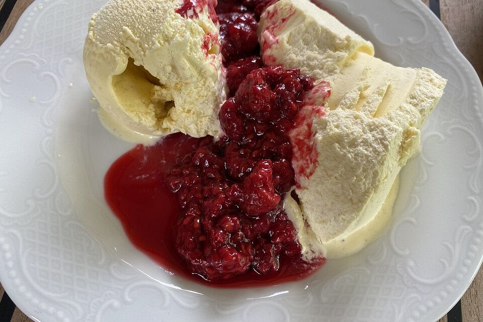 Vanilleeis mit heißen Himbeeren