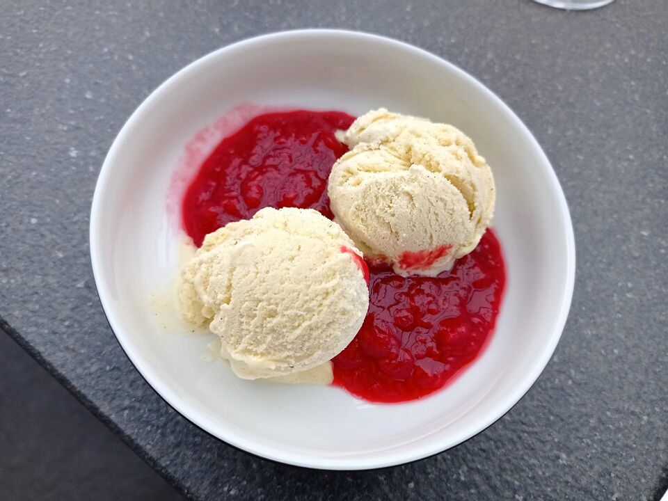Vanilleeis mit heißen Himbeeren von sarobu| Chefkoch