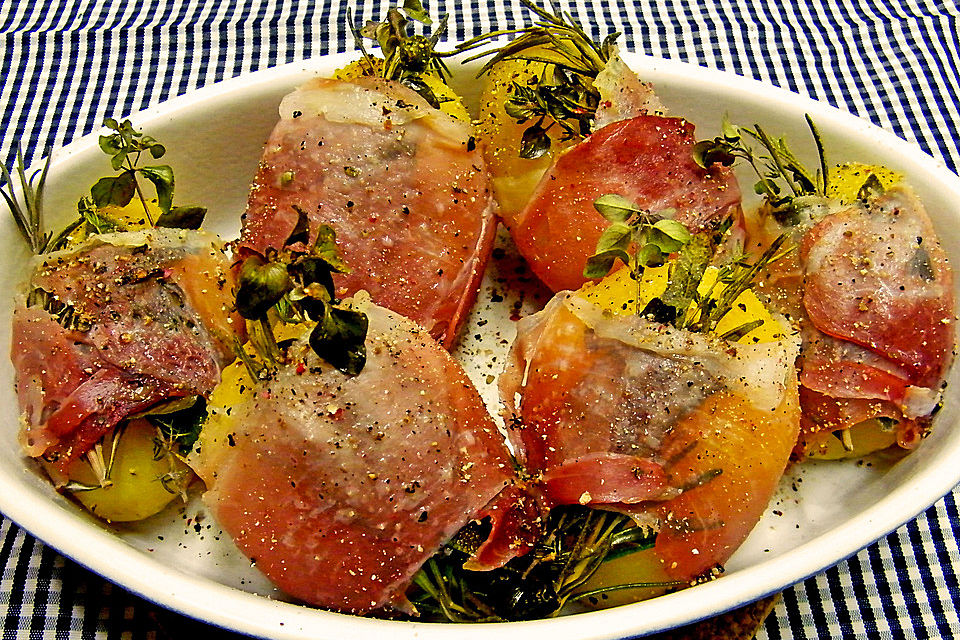 Kartoffeln mit Kräutern im Schinkenmantel