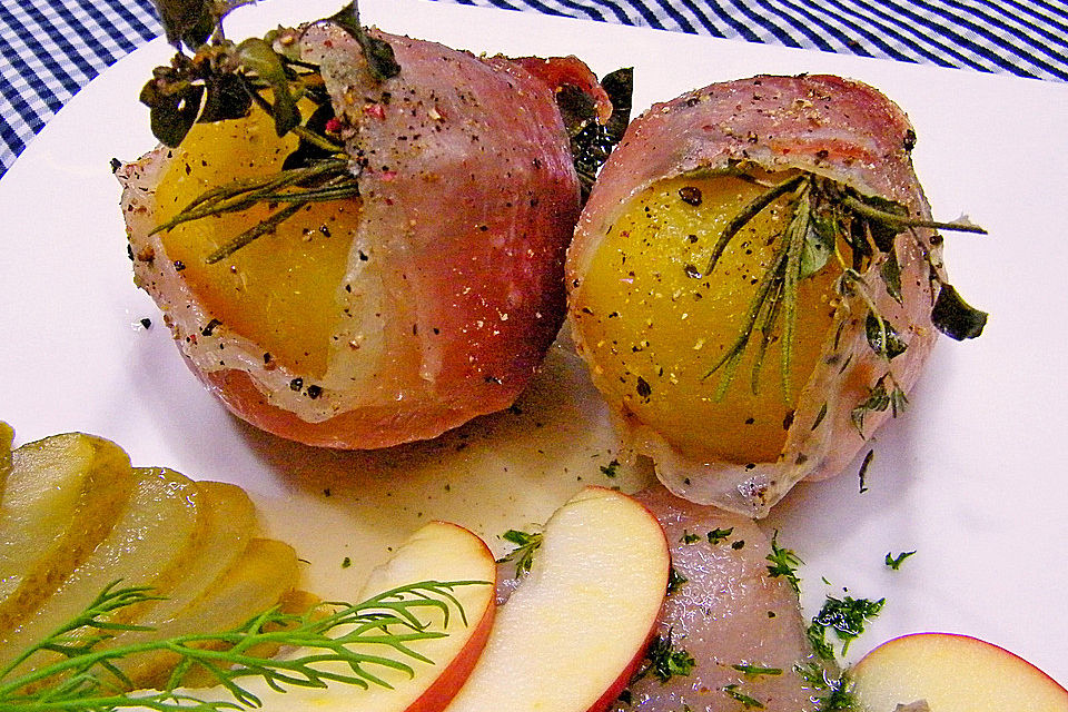 Kartoffeln mit Kräutern im Schinkenmantel