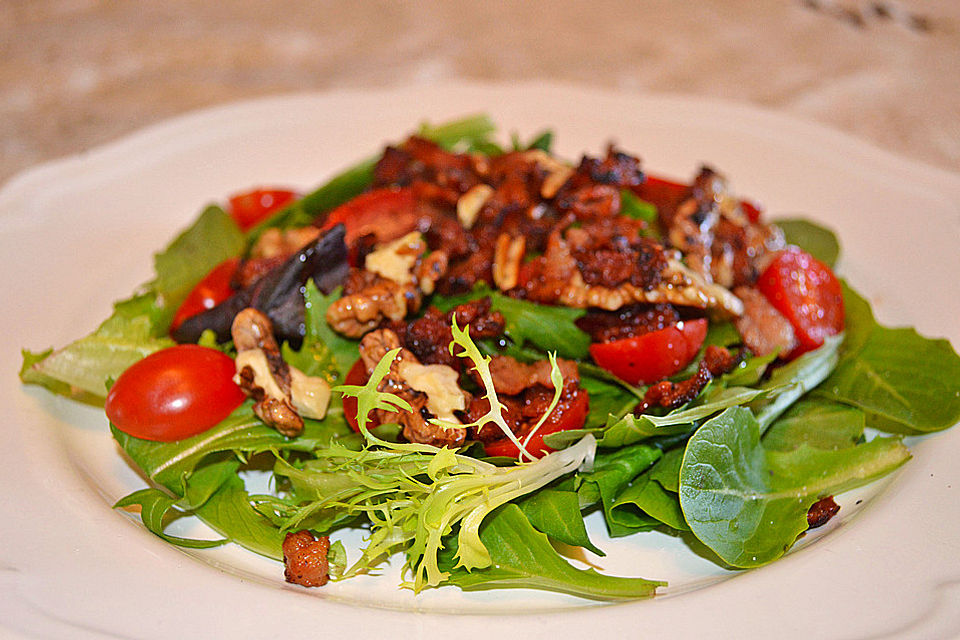 Feldsalat mit Nüssen und Speck