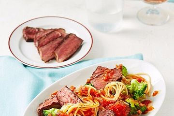 Spaghetti mit Tomaten-Kapern-Sambal und Steakstreifen