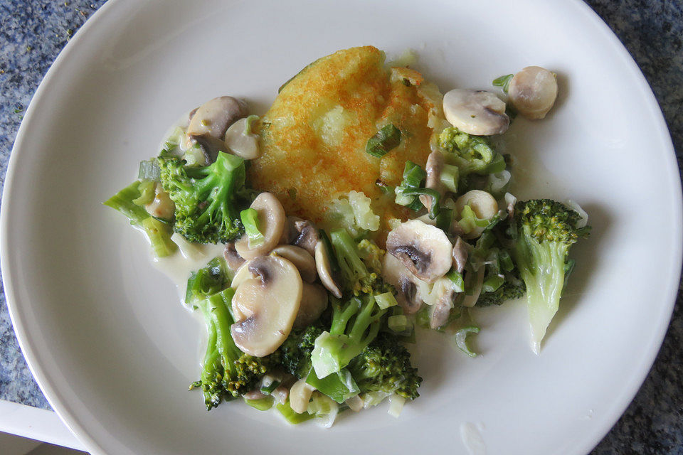 Kartoffel-Buletten mit Brokkoli-Pilz-Sauce