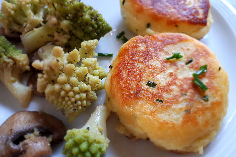 Kartoffel-Buletten mit Brokkoli-Pilz-Sauce