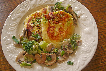 Kartoffel-Buletten mit Brokkoli-Pilz-Soße