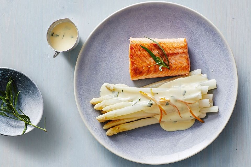 Spargel und Lachs mit Orangensauce