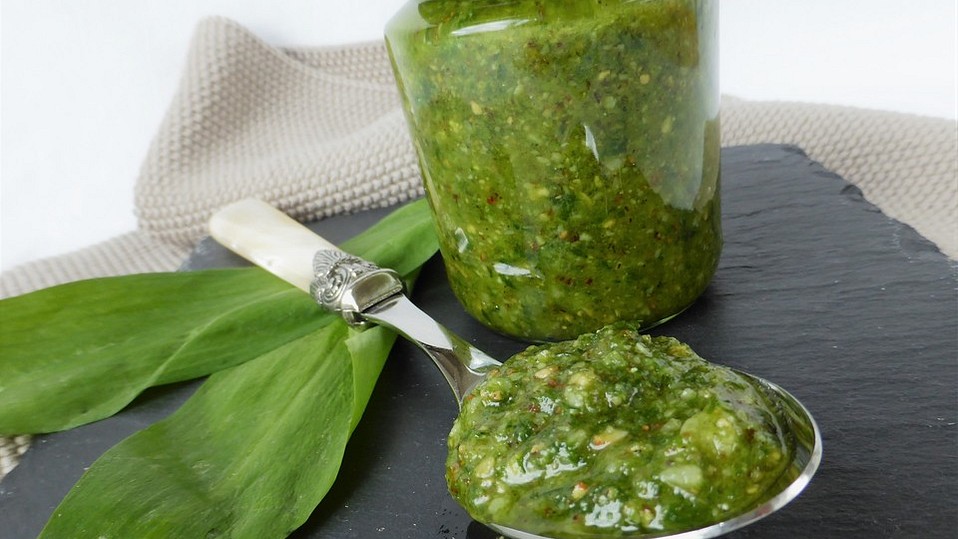 Bärlauchpesto mit gerösteten Walnüssen von sweet-maja Bärlauchpesto mit gerösteten Walnüssen von sweet-maja