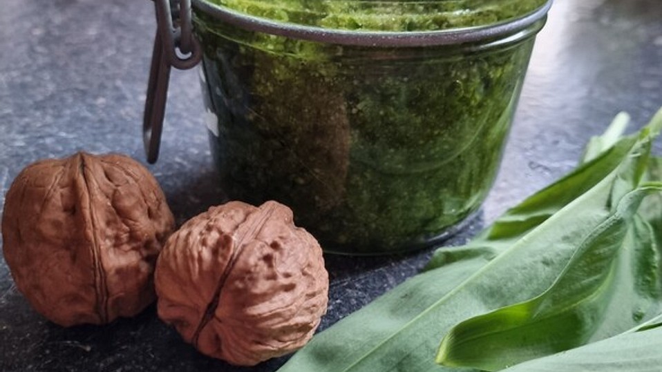 Bärlauchpesto mit gerösteten Walnüssen von sweet-maja Bärlauchpesto mit gerösteten Walnüssen von sweet-maja