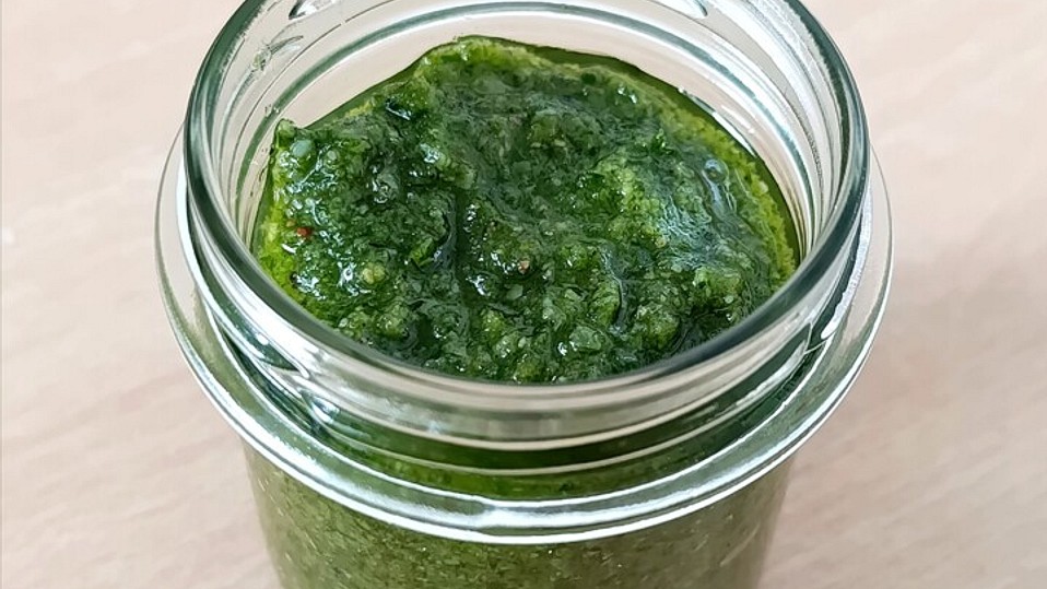 Bärlauchpesto mit gerösteten Walnüssen von sweet-maja Bärlauchpesto mit gerösteten Walnüssen von sweet-maja