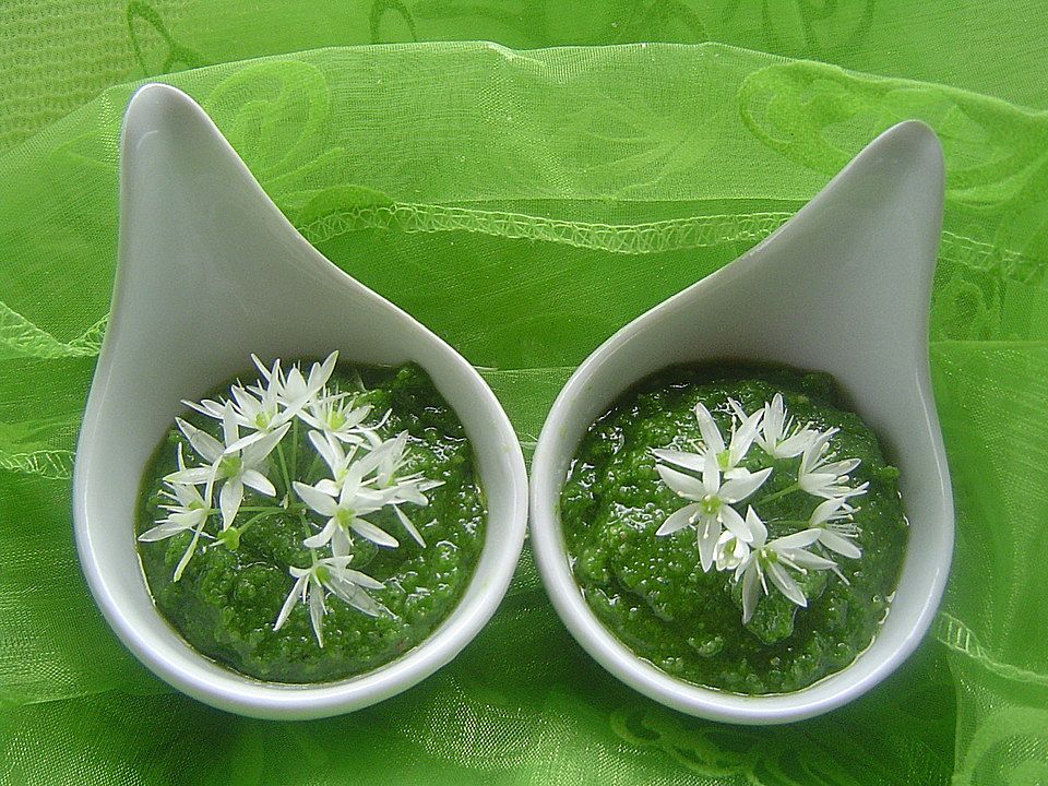 Bärlauchpesto mit gerösteten Walnüssen von sweet-maja| Chefkoch Bärlauchpesto mit gerösteten Walnüssen von sweet-maja| Chefkoch