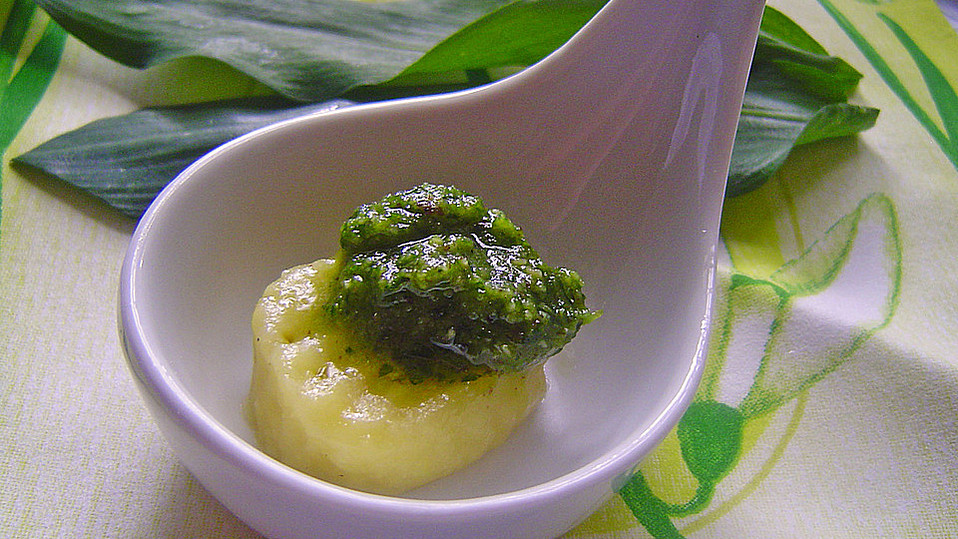 Bärlauchpesto mit gerösteten Walnüssen von sweet-maja Bärlauchpesto mit gerösteten Walnüssen von sweet-maja