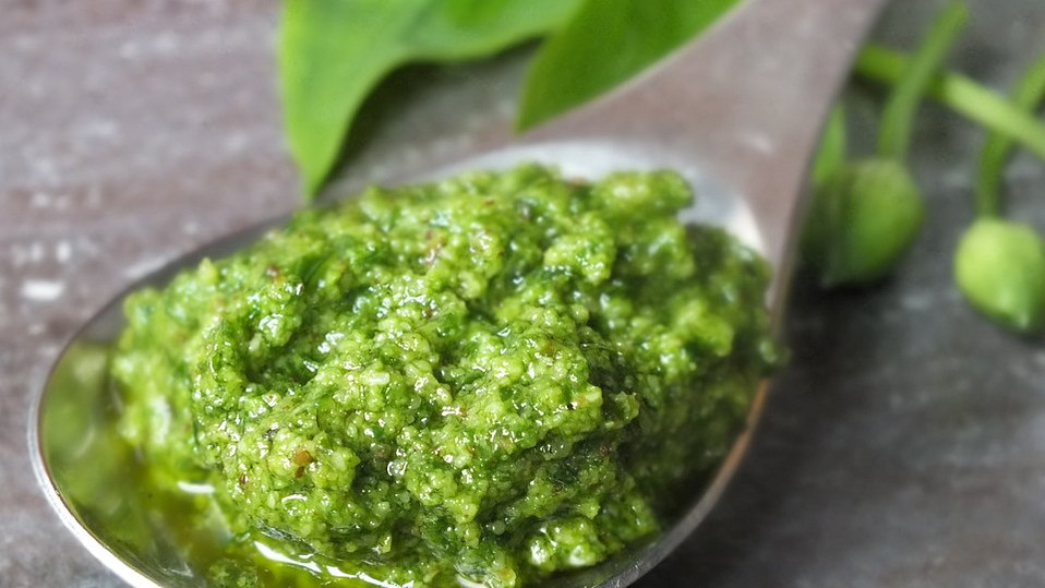 Bärlauchpesto mit gerösteten Walnüssen von sweet-maja Bärlauchpesto mit gerösteten Walnüssen von sweet-maja