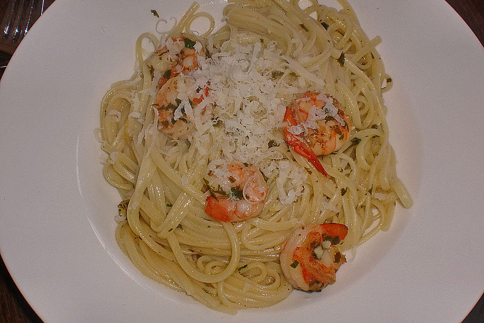 Zitronenlinguine mit Garnelen, Knoblauch und Petersilie