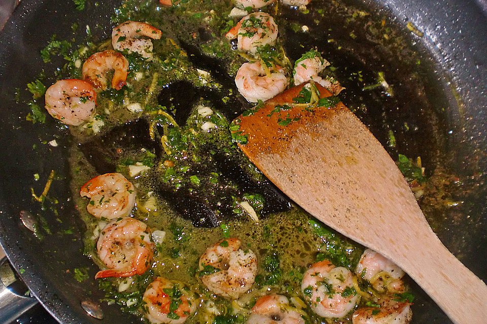 Zitronenlinguine mit Garnelen, Knoblauch und Petersilie