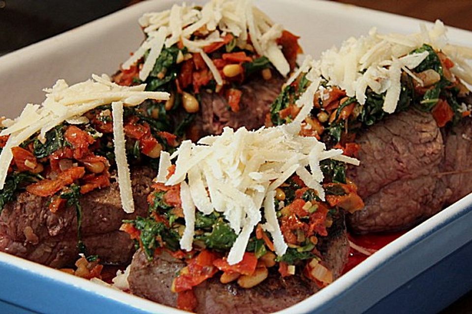 Rindermedaillons mit Tomaten, Basilikum und Parmesan