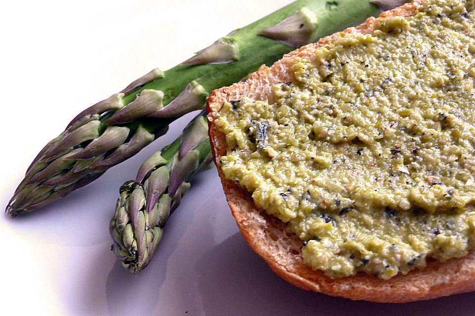 Pesto vom grünen Spargel zu Pasta und gebratenen Garnelen