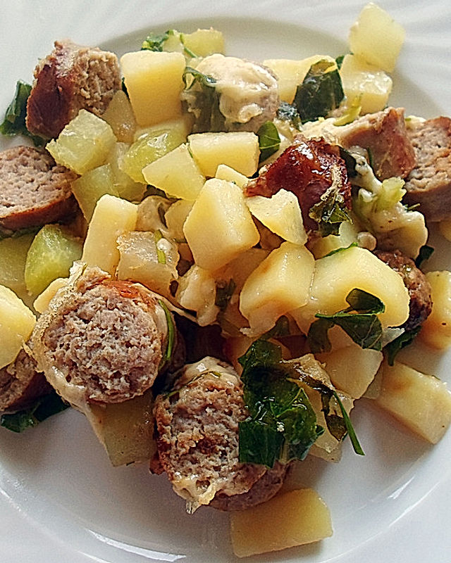 Überbackener Kartoffel-Kohlrabi-Bratwurst-Auflauf für 2 Personen