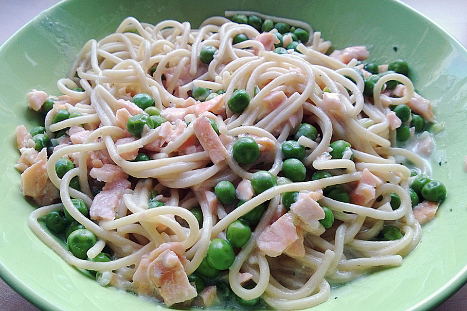 Tagliatelle mit Erbsen und Räucherlachs