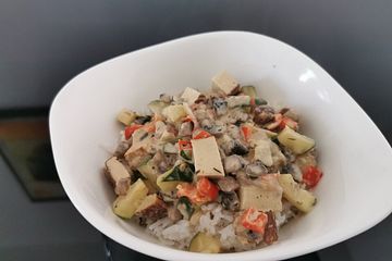 Schnelles und sahniges Wokgemüse mit geräuchertem Tofu
