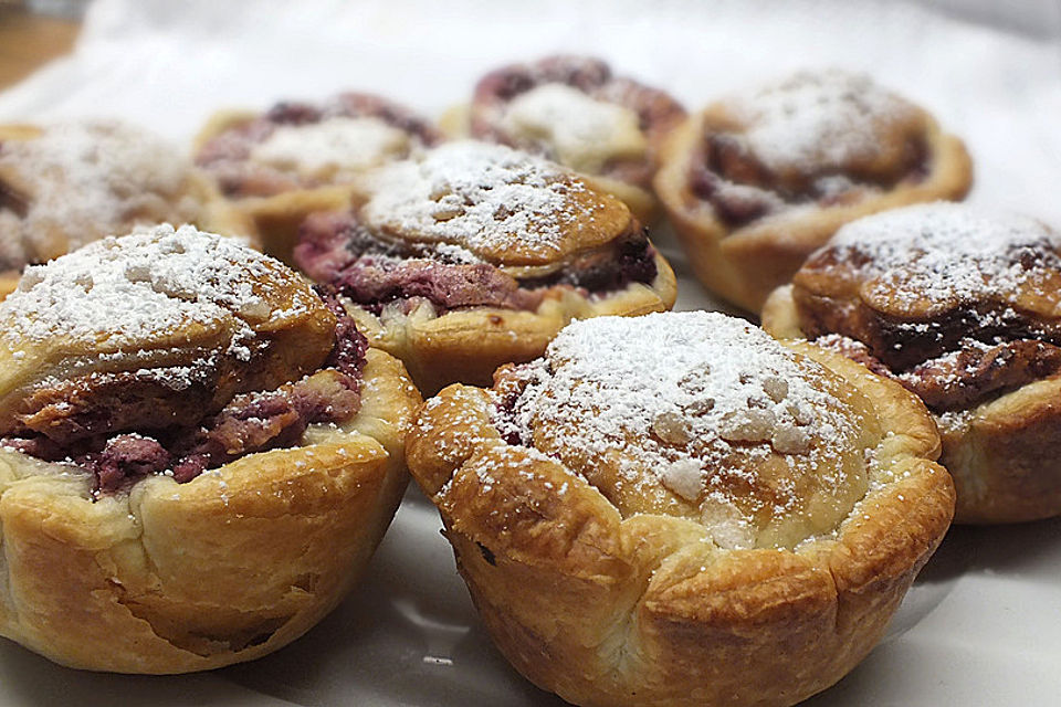 Käsekuchen-Blätterteig-Törtchen mit Himbeeren