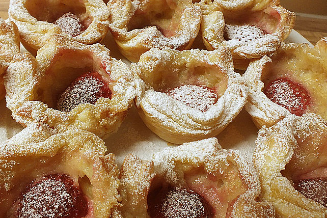 Blätterteig-Bananen-Körbchen mit weißer Schokolade und Erdbeeren von ...